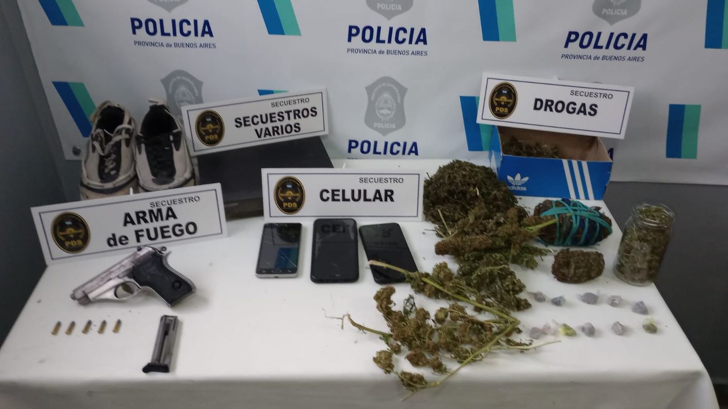 Cumplía una condena y subió una foto con armas: secuestran auto robado, pistola y droga