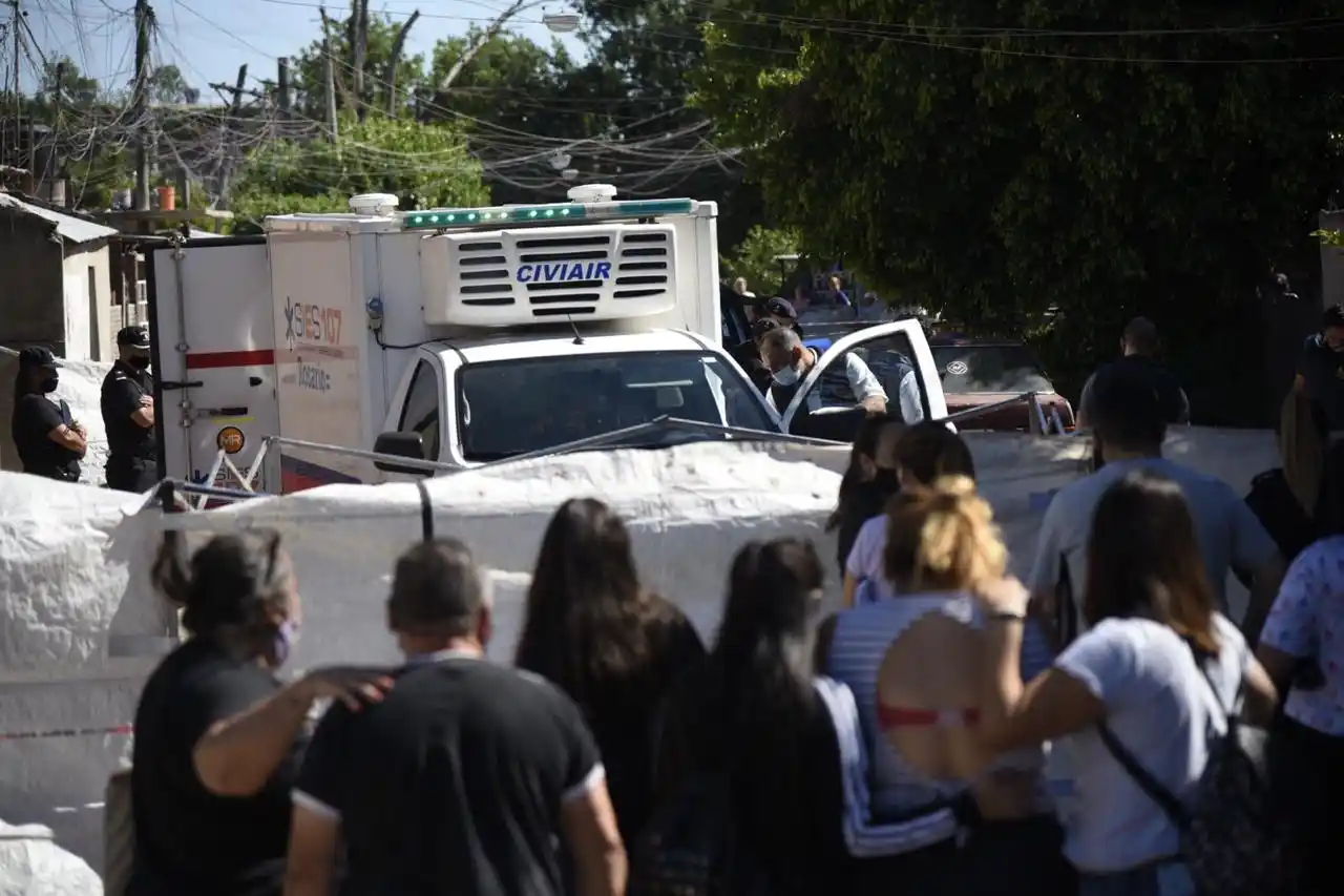 Doble crimen en Rosario: acribillaron a dos hombres en moto