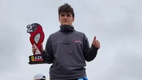 Juan Francisco Cisterna Moriconi, con el premio al segundo lugar en Juniors