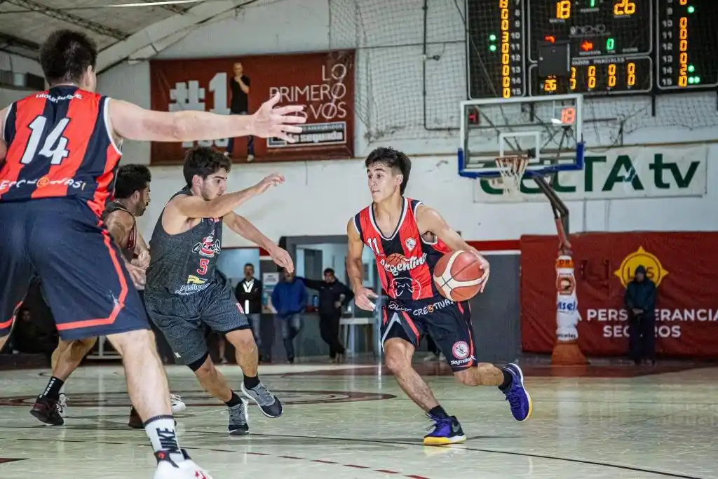 Se larga el Oficial de básquet