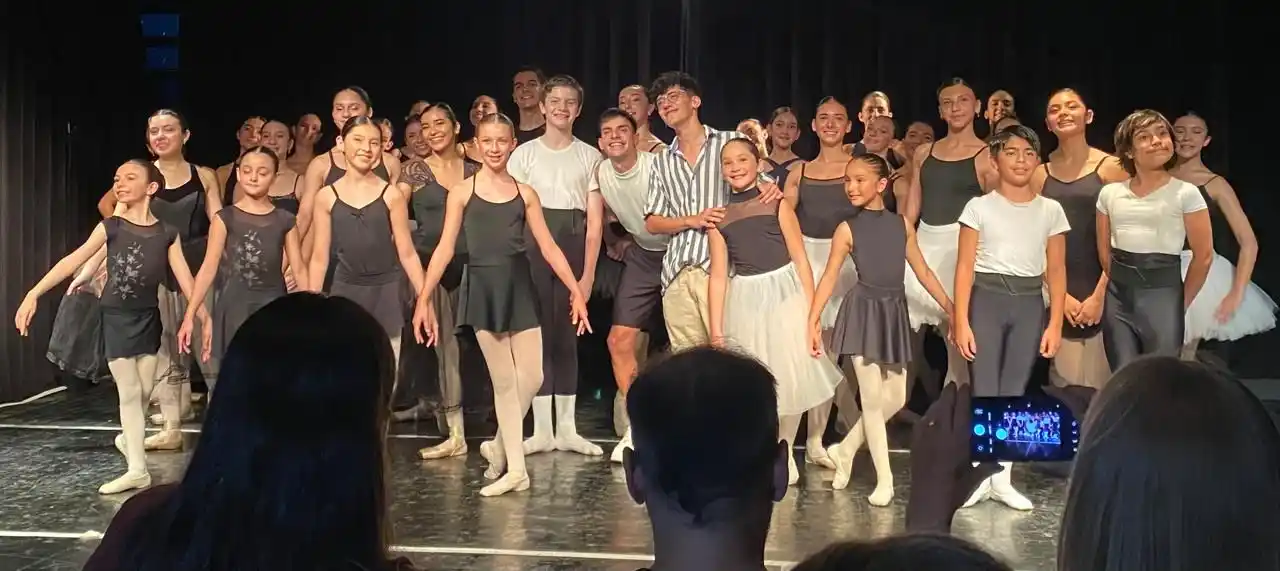 Felicitas junto a quines cumplieron la beca junto al profesor Leonel Cirelli, en Balcón Ballet, CABA