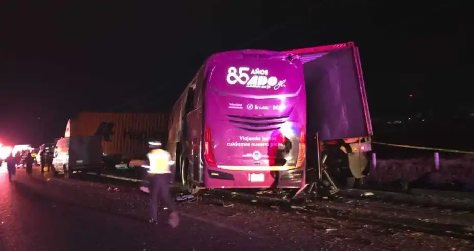 APARATOSO ACCIDENTE EN MÉXICO deja 8 muertos y 27 heridos