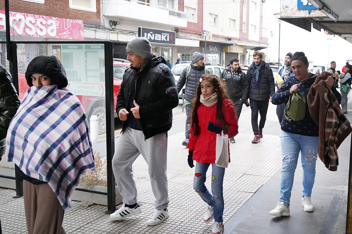 Pese al frío. Muchos se movilizaron por las calles de sector balneario