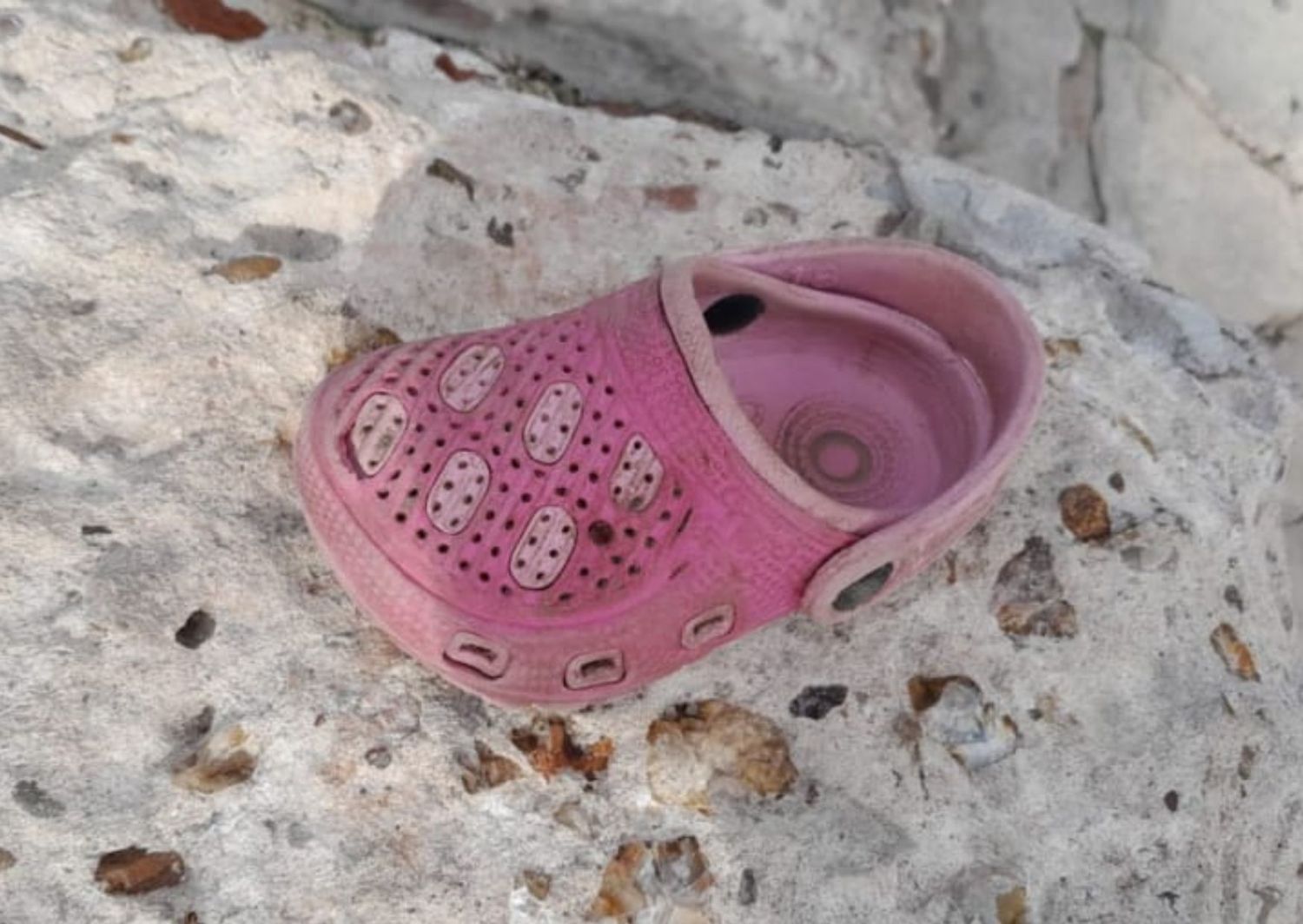 Encontraron un gomón de bebé y buscan devolverlo a sus padres