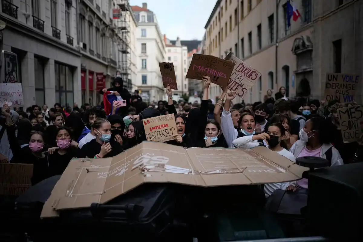 Estudiantes desarrollan fuertes manifestaciones de protesta en las principales ciudades de Francia.