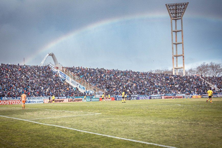Ni el arco iris quiso perderse el clásico.
