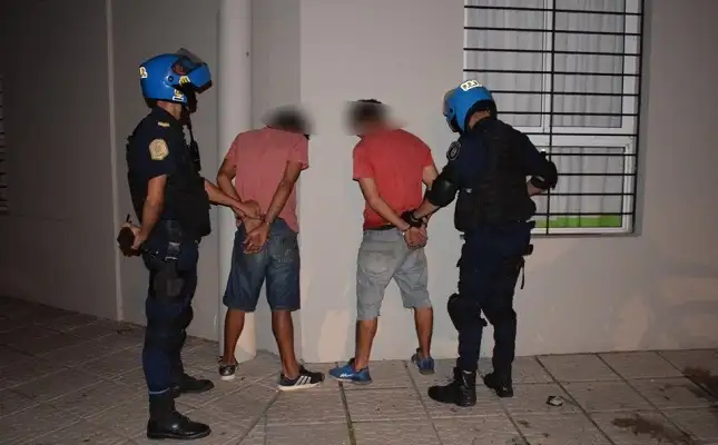 Fueron detenidos cuando trasladaban una batería robada  