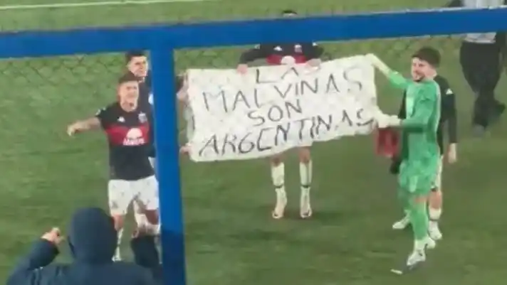 "Las Malvinas son argentinas": la bandera que mostró Tigre tras golear a Nacional