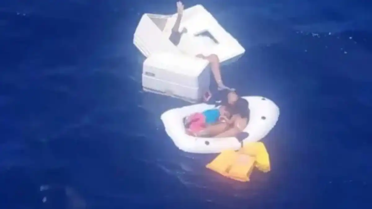 Rescatan en altamar a dos niños aferrados al cadáver de su madre