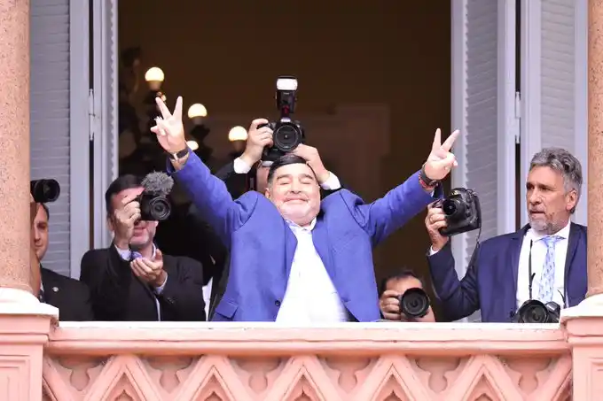 Maradona visitó a Alberto Fernández y saludó desde el balcón de la Rosada