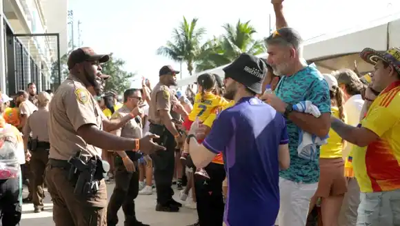 Por los incidentes, el comienzo de la final se retrasa media hora