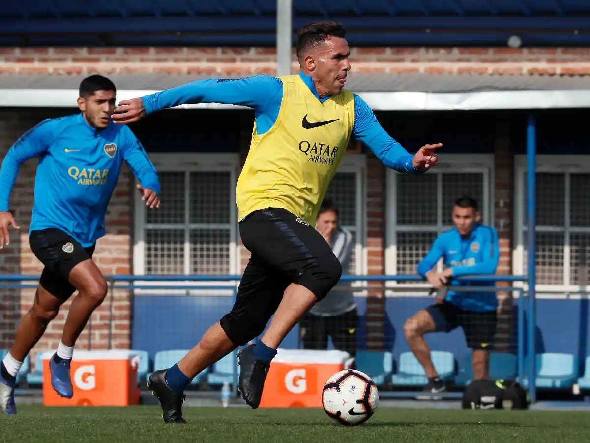 Alfaro probó con Tevez de titular