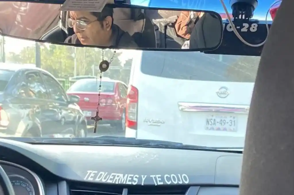 El aterrador mensaje que un taxista lleva en el tablero de su auto