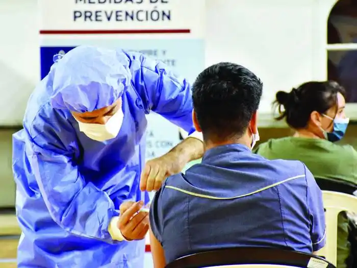 Aumentan los casos en el mundo y se viene el quinto pinchazo