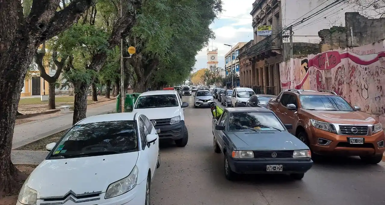 Una postal de décadas. El ingreso y egreso de alumnos del Instituto Nuestra Señora del Socorro, atestado de vehículos.