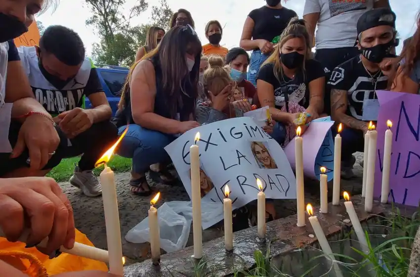 Femicidio de Nancy Videla: el emotivo homenaje de sus familiares, con velas, fotos y carteles