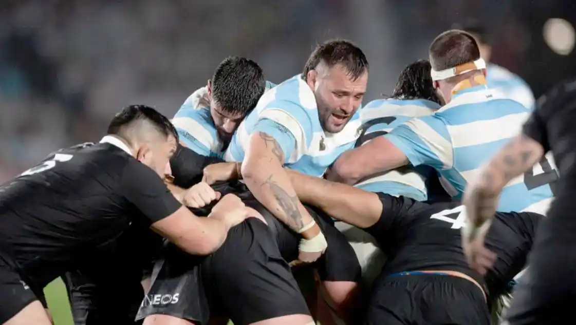 Lucio Sordoni aguanta, los All Blacks presionan. Foto: prensa UAR