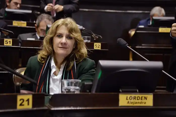 Cuestionan a la diputada Alejandra Lordén porque su hijo consiguió un alto cargo en IOMA
