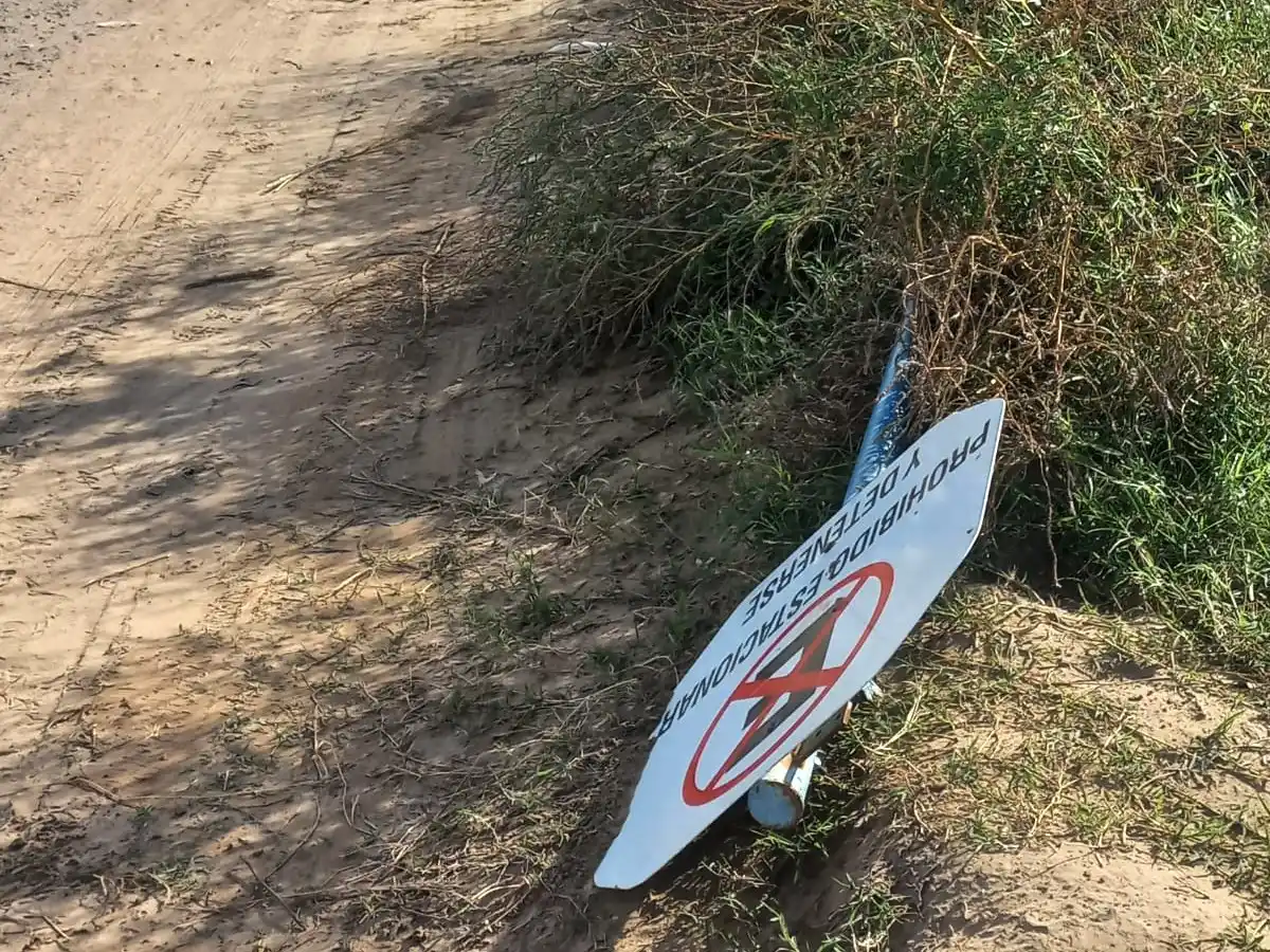 Uno de los carteles vandalizados.