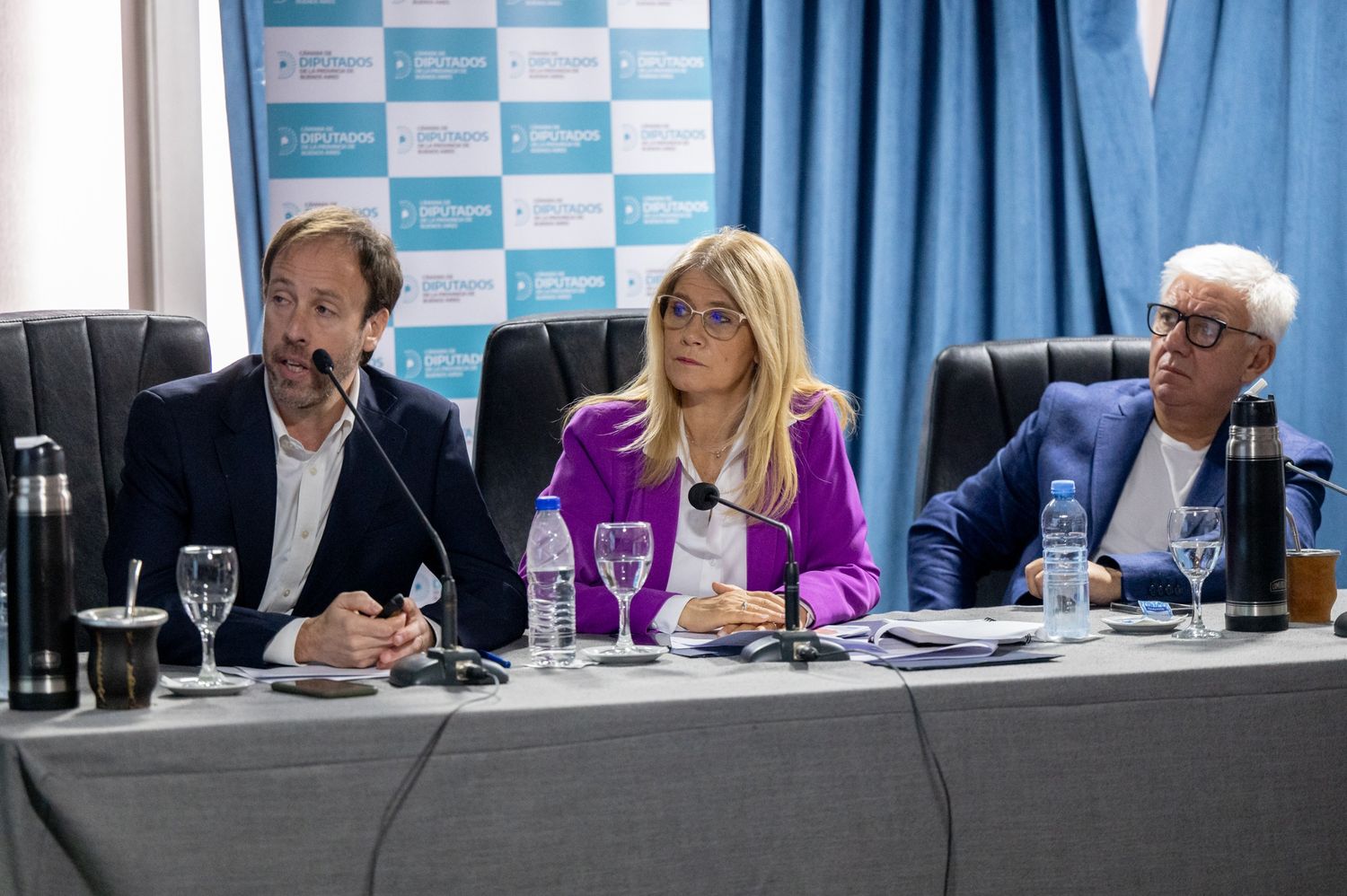 El ministro de Economía Pablo López, la vicegobernadora, Verónica Magario, y el presidente de la Cámara de Diputados, Alejandro Dichiara.