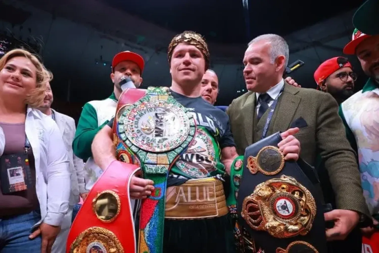 Canelo Álvarez retuvo sus títulos mundiales