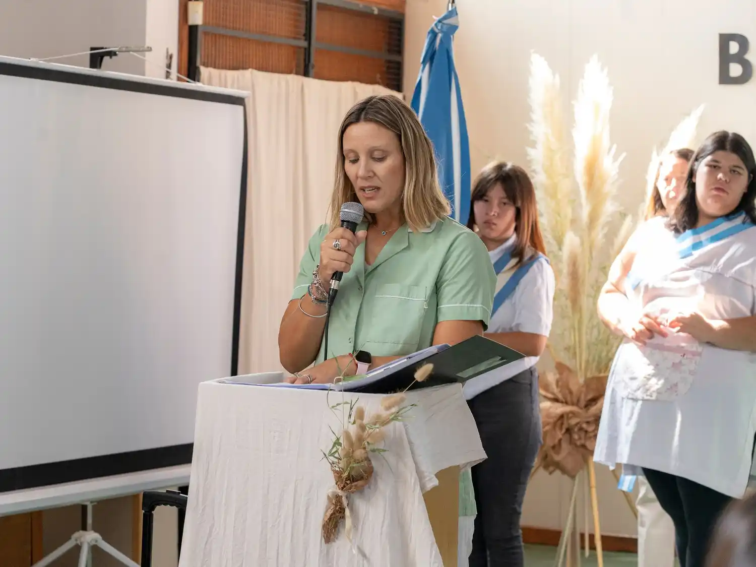 La directora del establecimiento, Laura Zumárraga, fue una de las oradoras del acto
