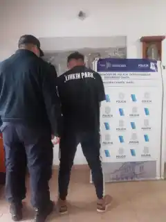 Sorprendieron a dos hombres mientras cargaban a un auto 50 metros de cable telefónico robado