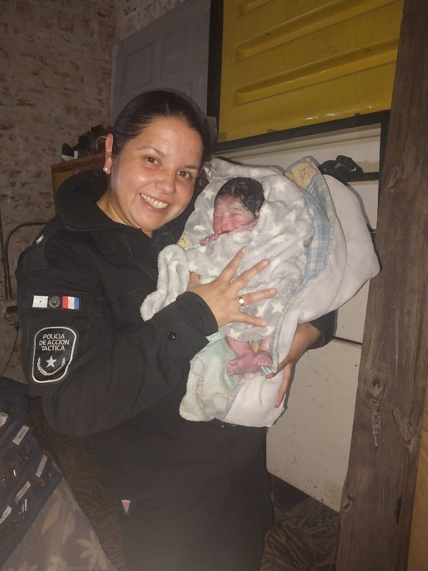 Policía ayudó a una joven a dar a luz.