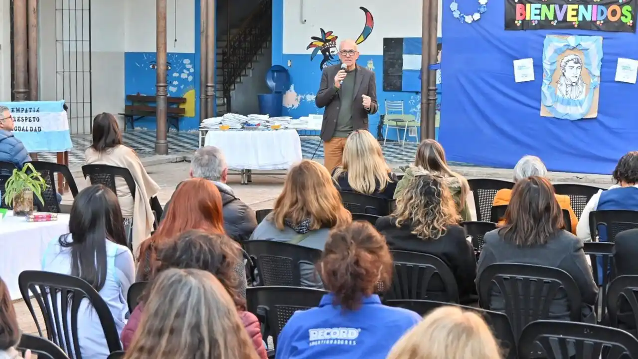 “De la Patria Mía”: banderas argentinas para las 1.748 escuelas de la provincia 