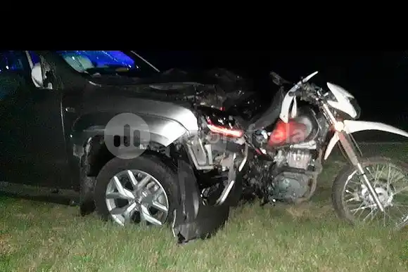 Desenlace fatal: un motociclista murió y un menor de edad está grave tras ser embestido por una camioneta