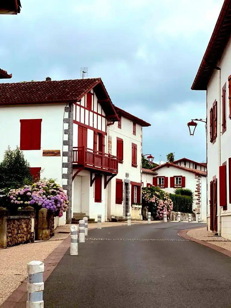 Itxassou, pueblito de País vasco francés, casas típicas vascas, Francia 2023-