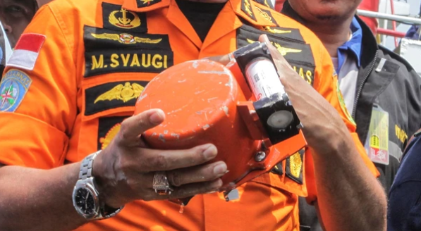 Hallaron la caja negra del avión sinietrado en Indonesia