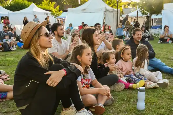 Turistas y vecinos disfrutaron de un festival repleto de arte y emprendimientos locales