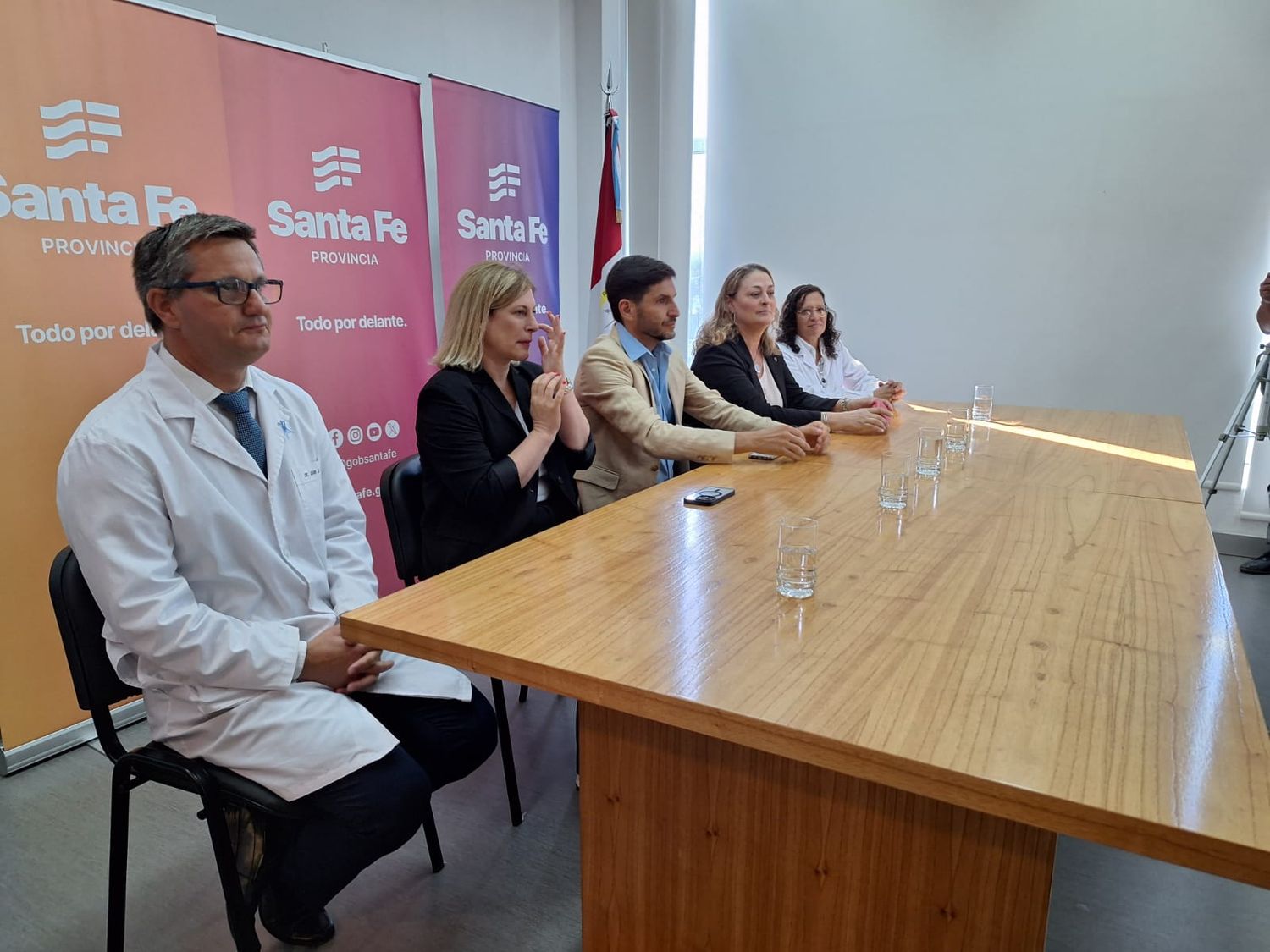 Juan Ferrer, Gisela Scaglia,Maximiliano Pullaro, Silvia Ciancio y Maria Becq, en la asunción. Foto: Sur24