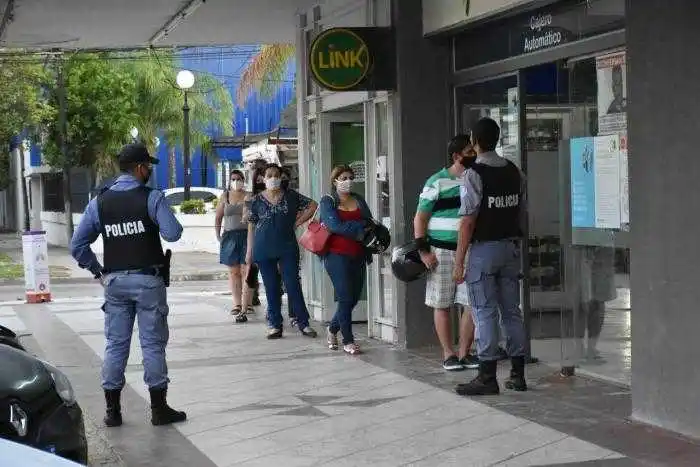 Comenzó el pago de haberes a estatales con 12% de aumento