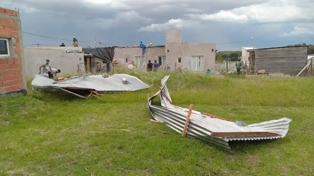 Un techo volado en Villa Cacique.