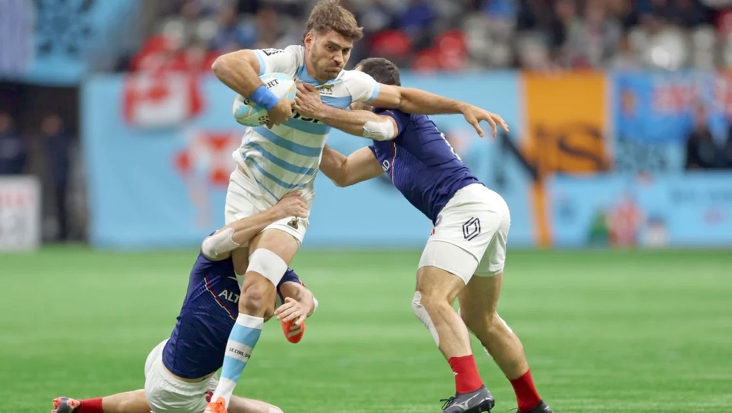 Santiago Álvarez Fourcade se abre paso entre la defensa francesa. Foto: prensa UAR.