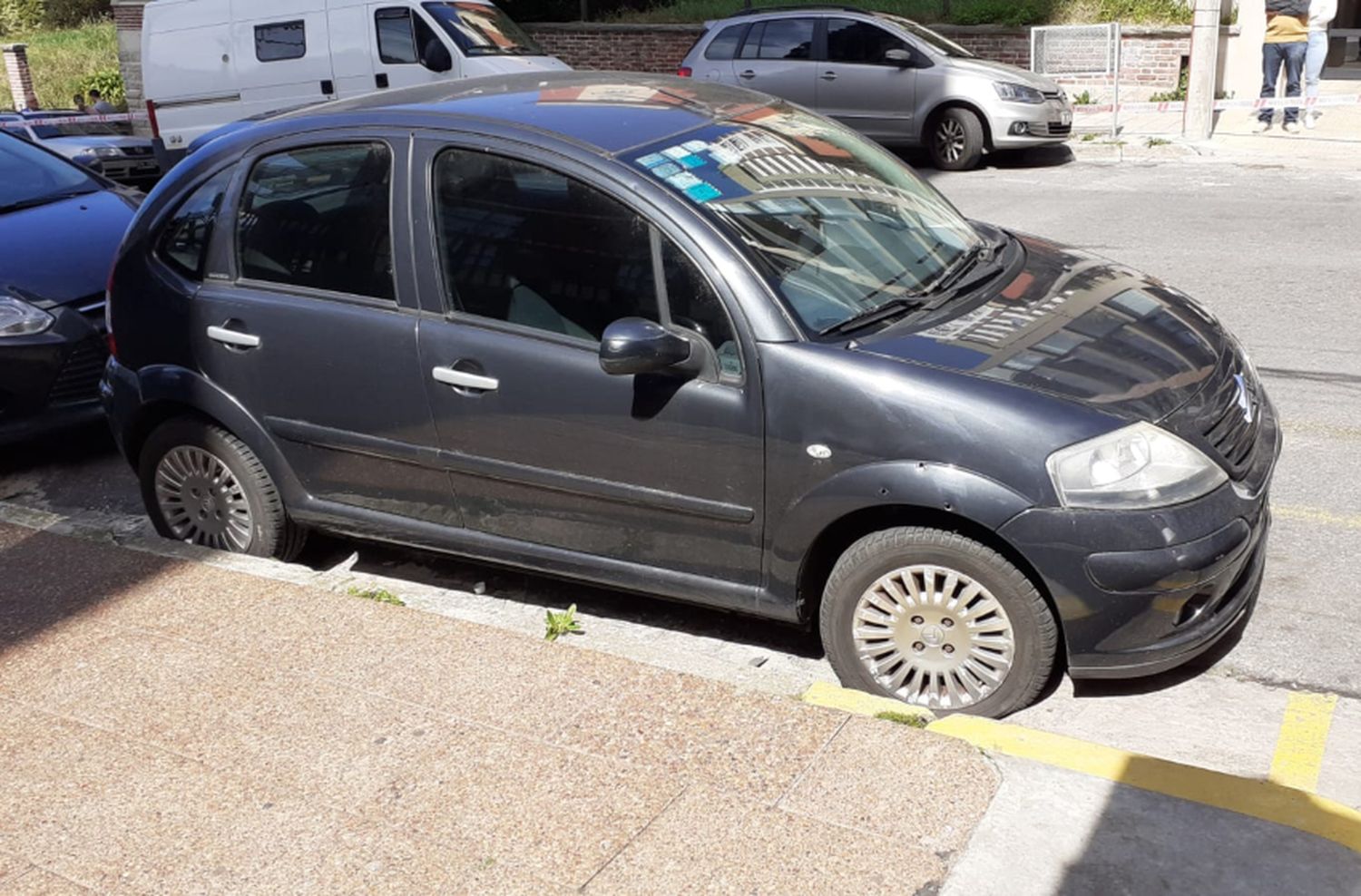 Día de furia: un hombre efectuó disparos contra un vehículo que tapaba el ingreso a su garaje
