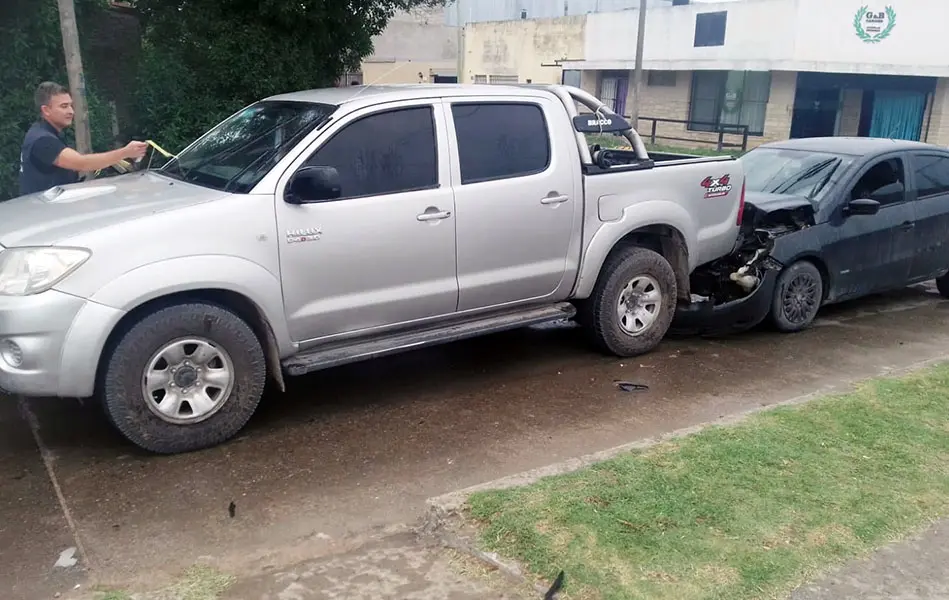 Una mujer sufrió heridas, al chocar su auto una camioneta