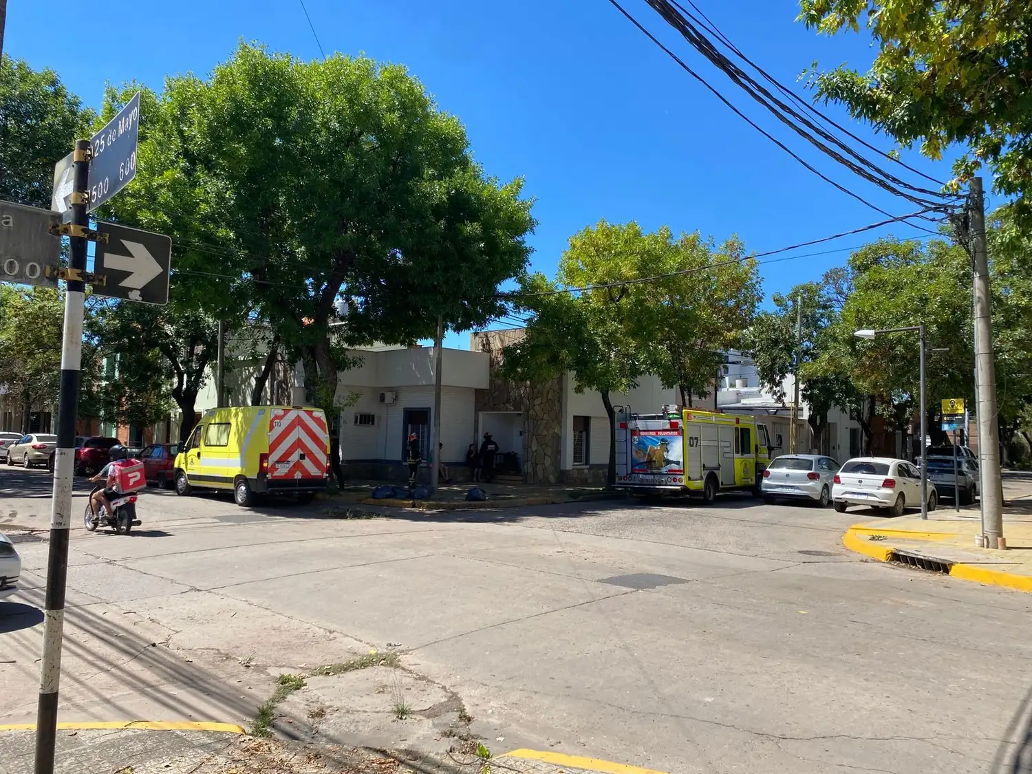 Las llamas fueron sofocadas por los propietarios, mientras que bomberos colaboraron en las tareas posteriores.