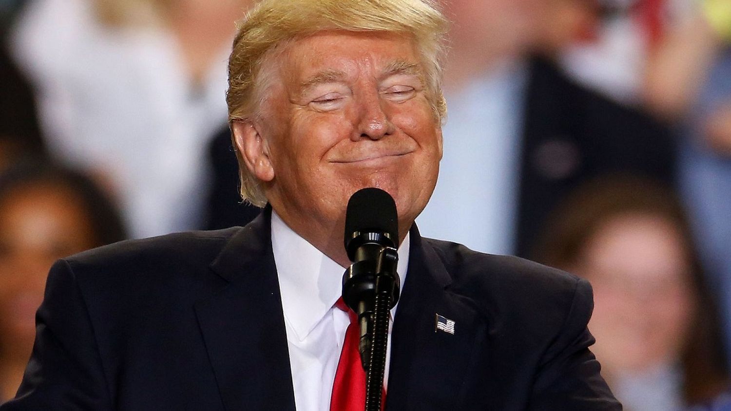 TRUMP VUELVE a lo SUYO: llama «LUNÁTICA» a KAMALA HARRIS en el primer mitin luego de la renuncia de Biden