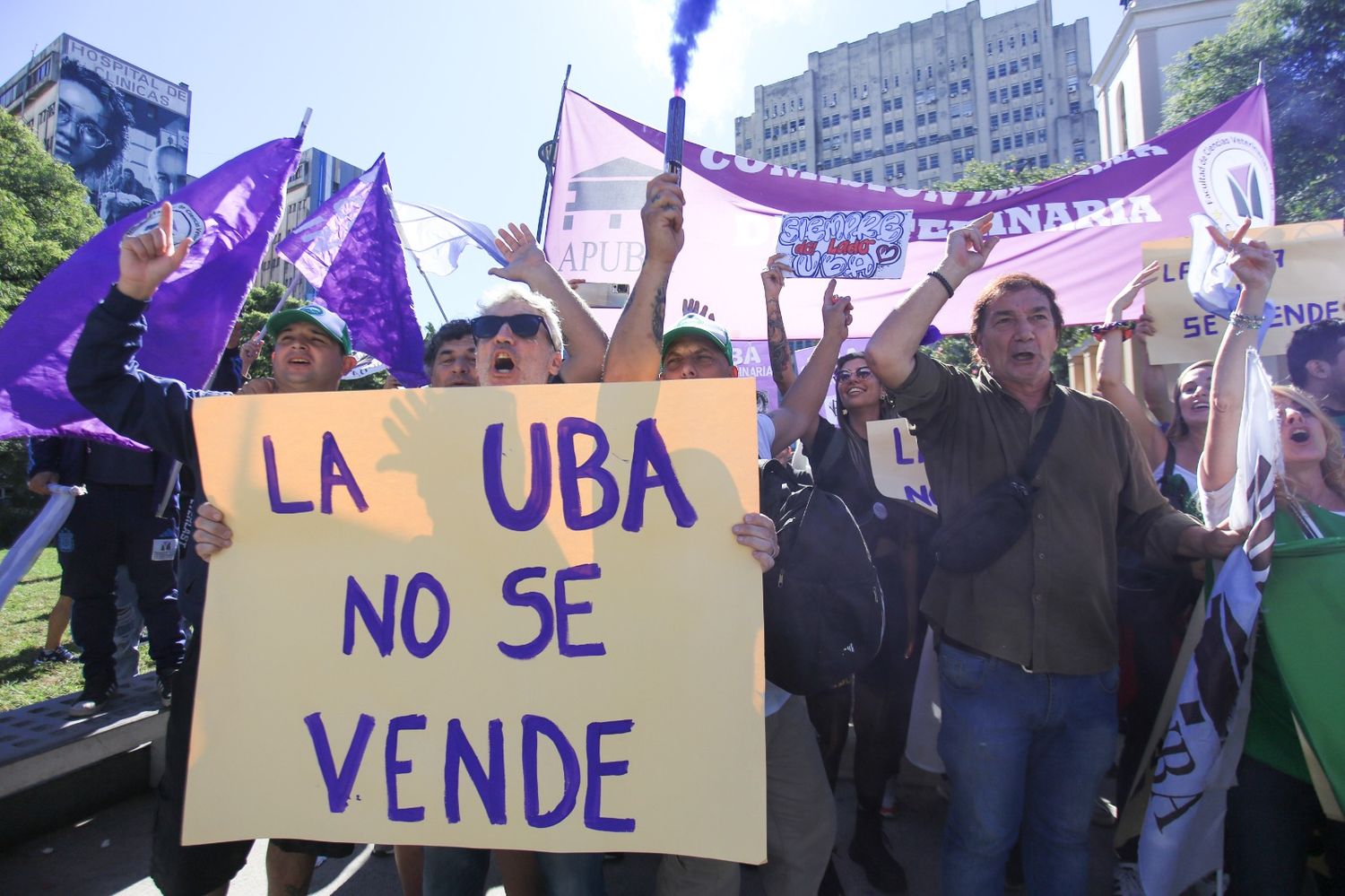 Estudiantes, docentes y no docentes universitarios se preparan para marchar.