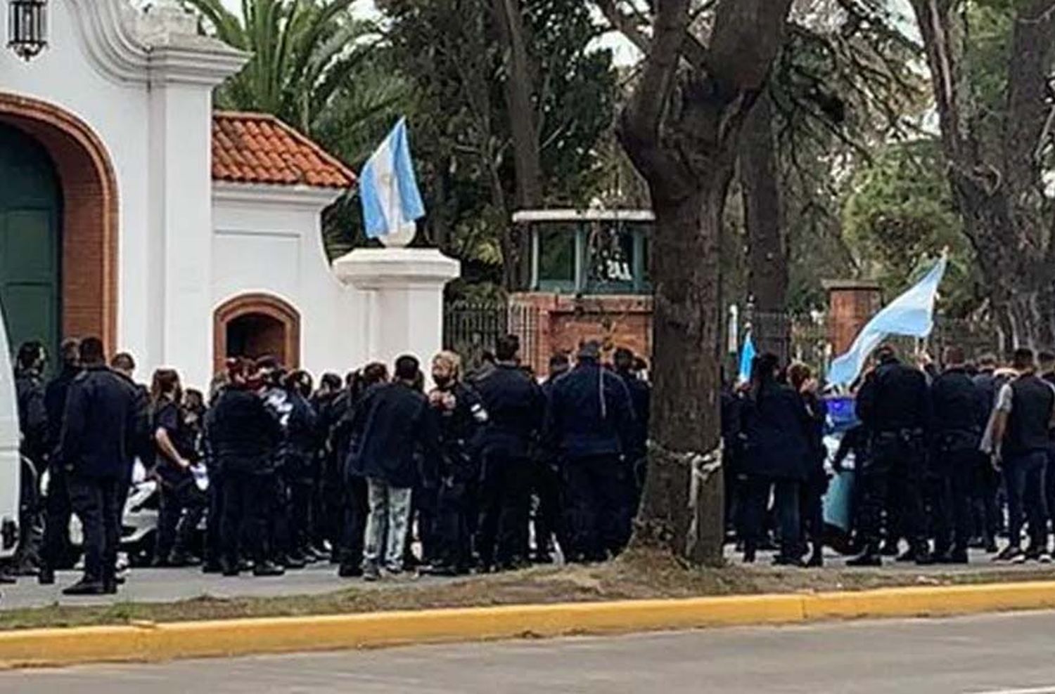 Perotti: «Es inaceptable que las fuerzas policiales estén rodeando la quinta presidencial»