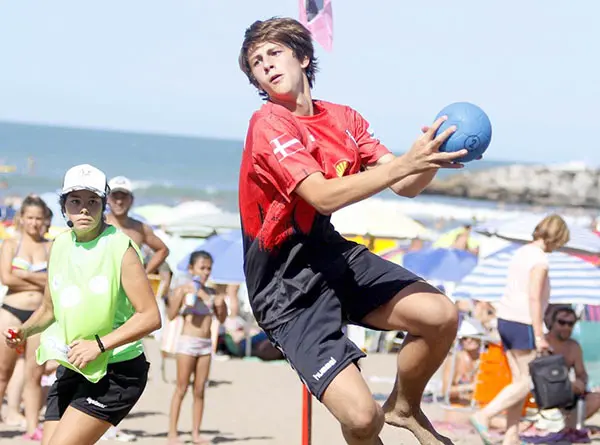 Chicos de Alta Mira, victoriosos en el circuito de beach handbol