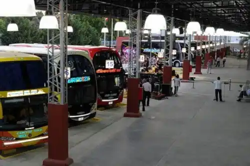 Choferes de micros de larga distancia mantienen paralizado el servicio