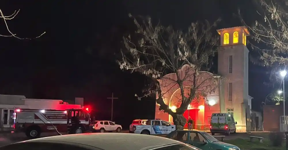 Se desnudó, quiso incendiar una iglesia y golpeó a un policía con una cruz