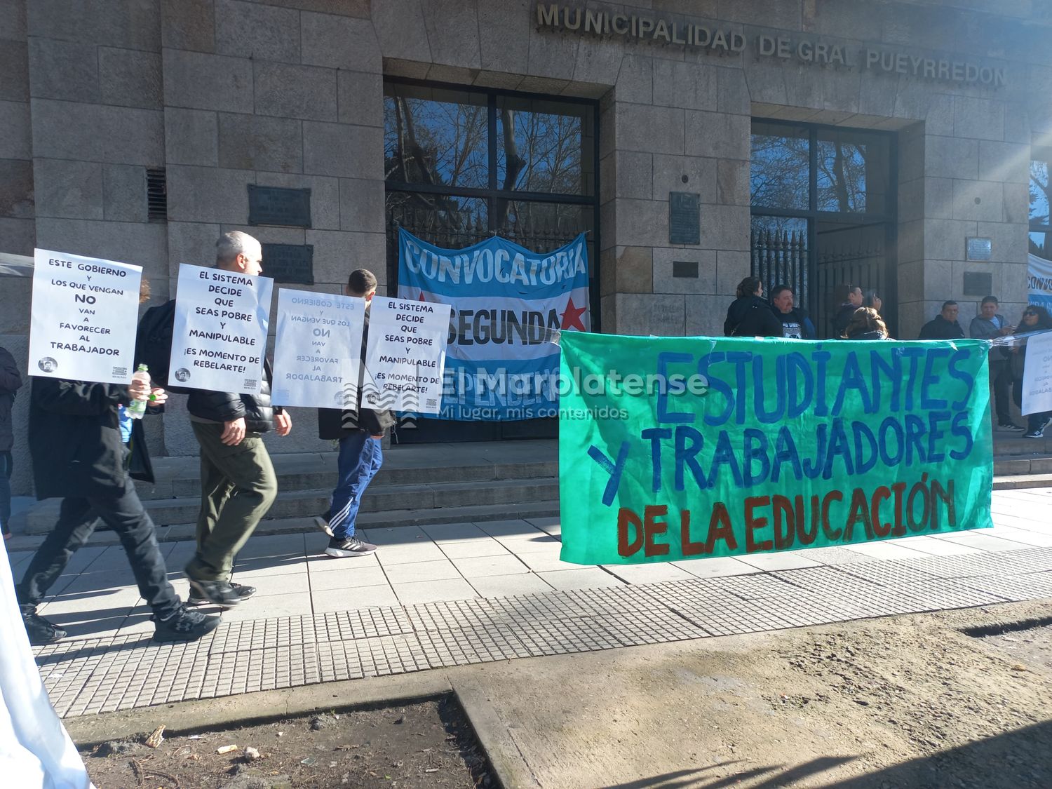 Reclamo en las puertas del Municipio para pedir mejoras salariales y en la salud y la educación.