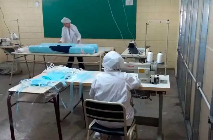 En un mes casi un centenar de presos bonaerenses fabricaron 85.000 barbijos en 12 talleres textiles