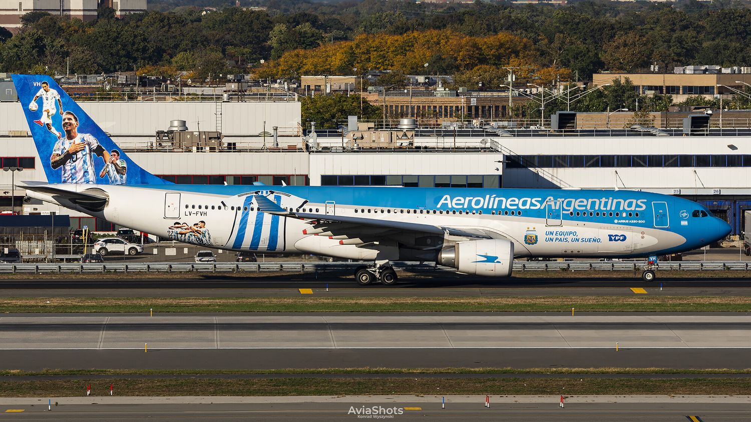 Aerolíneas Argentinas inició sus vuelos charter a Qatar con hinchas argentinos