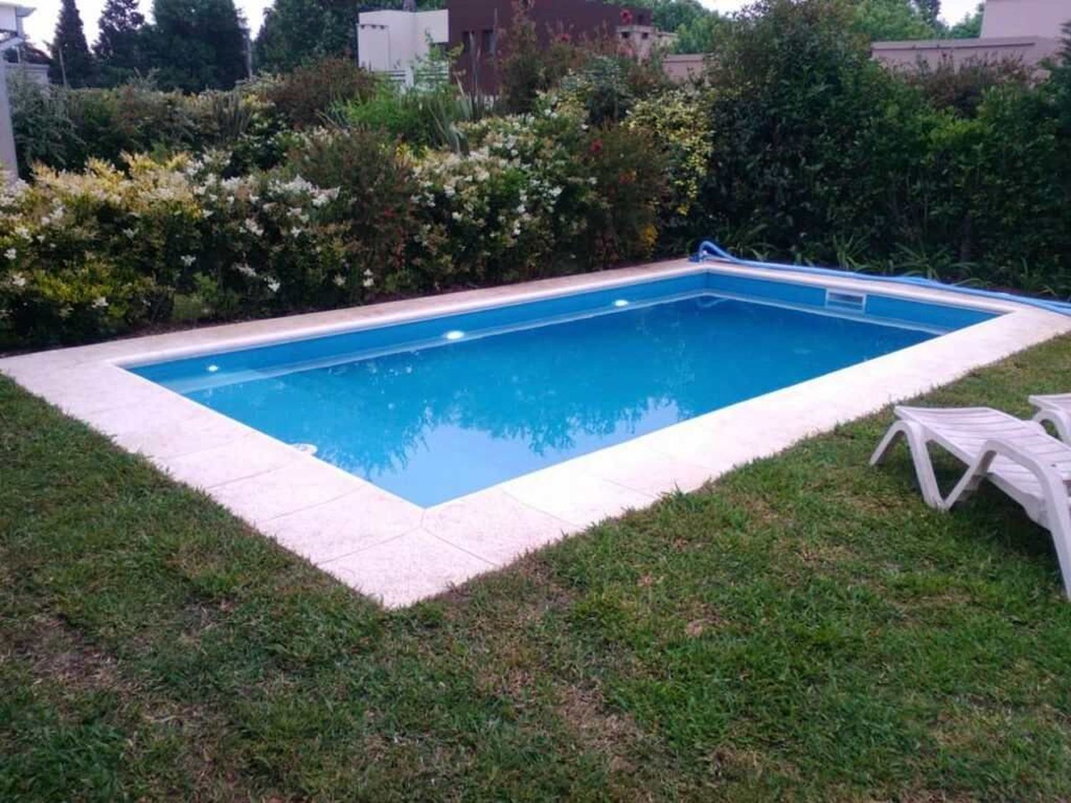 Una niña de 5 años murió ahogada en una pileta: su papá la encontró y no la pudo salvar